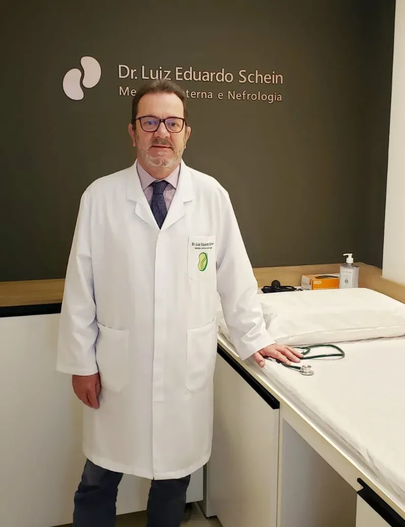 Médico em ambiente de consultório